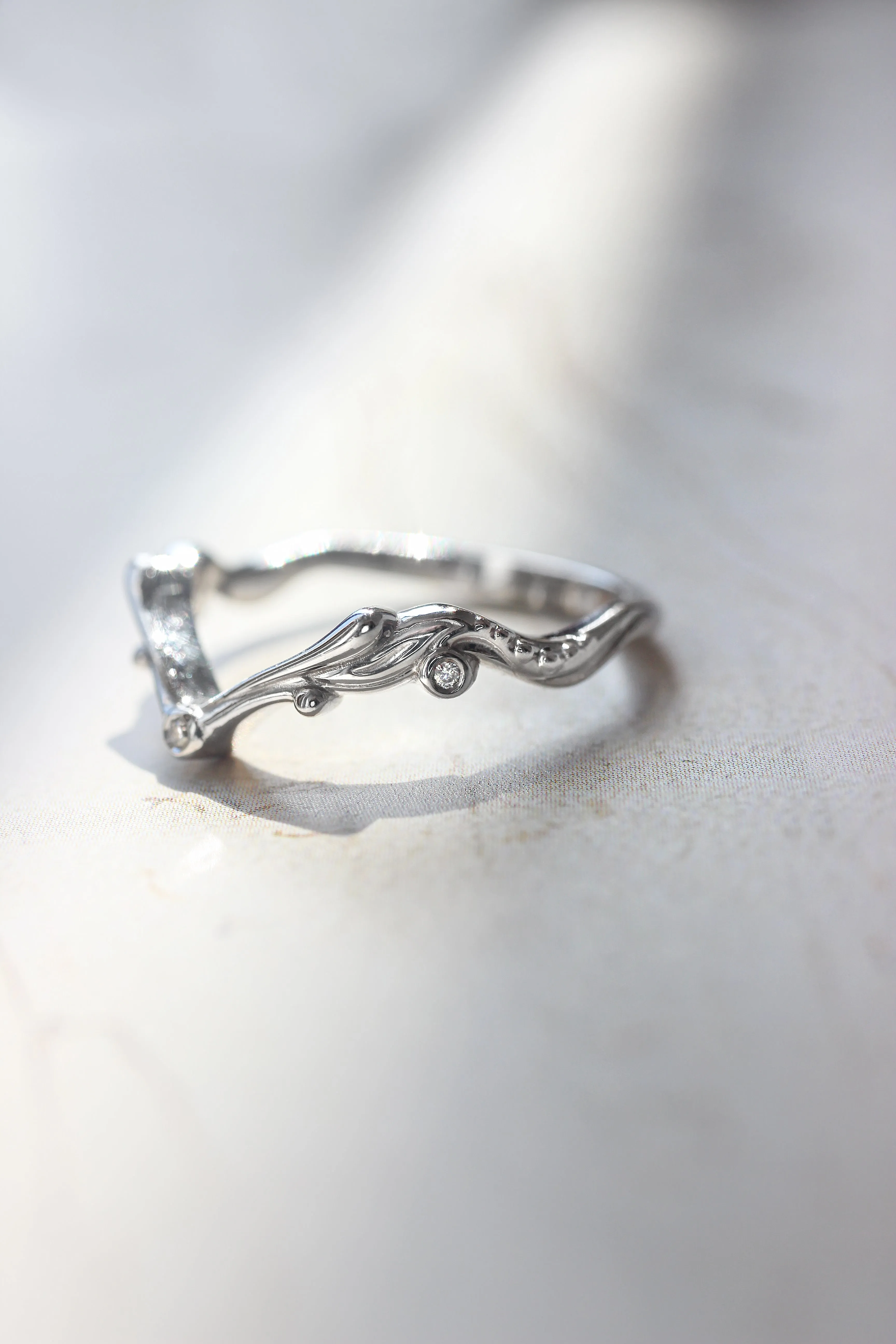Art nouveau bridal ring set with alexandrite and diamond halo / Callisto