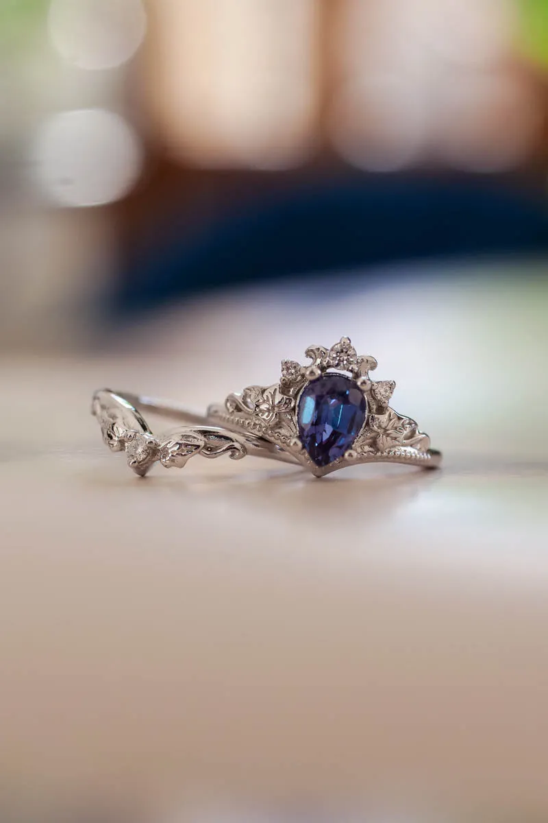 Bridal ring set with alexandrite and diamonds / Ariadne pear cut