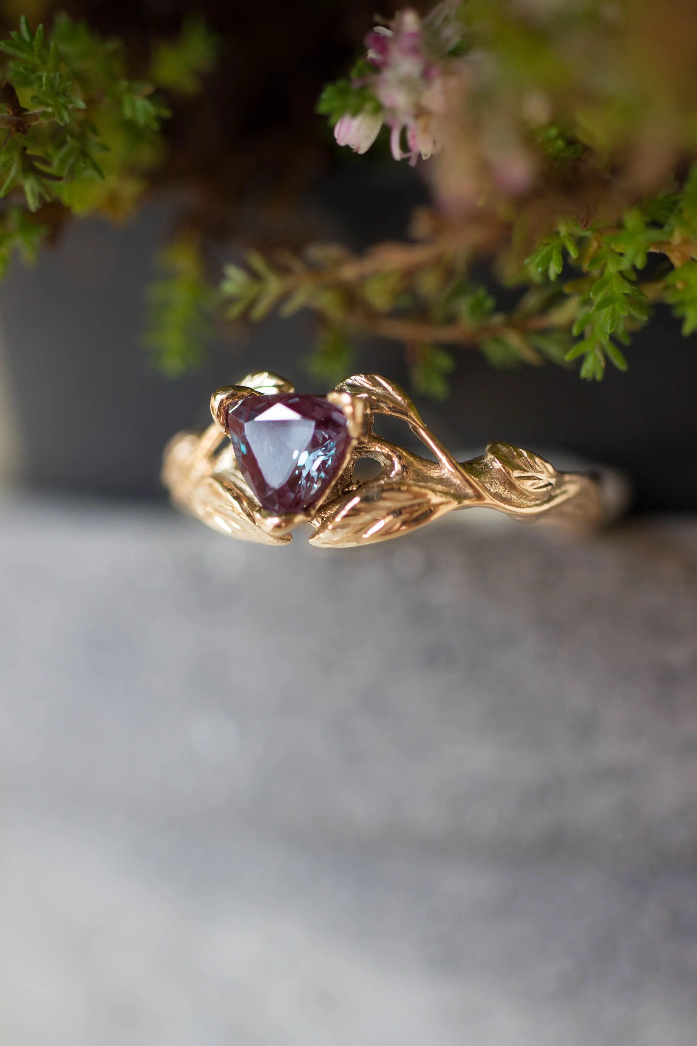 Lab alexandrite ring, trillion cut / Clematis